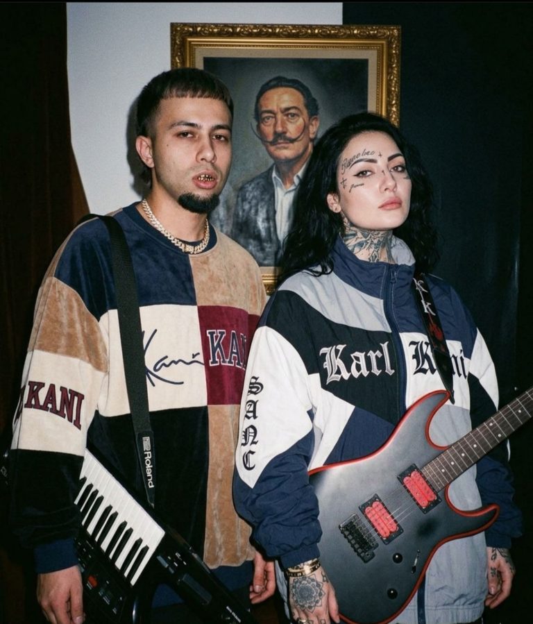 Kendinden uzak dur Metin